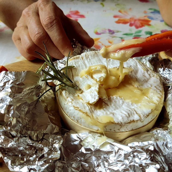 Een dipje van warm gesmolten camembert met groenten